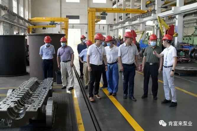 董事长、总经理陈迪,党委副书记黎宇明陪同调研组一行参观南京瀚宇健身与塑形工作室有限公司展览室