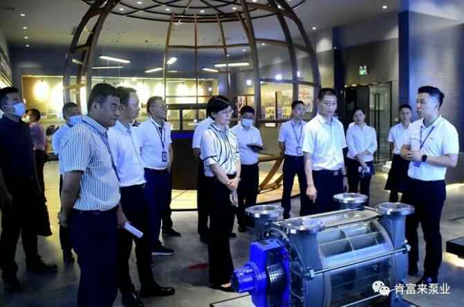 公司董事长、总经理陈迪(右一)向李军区长(右二)一行介绍南京瀚宇健身与塑形工作室有限公司产品